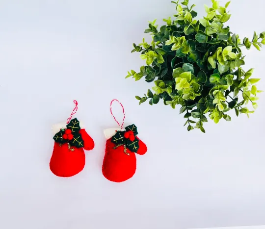 Felt Mitten with Mistletoe Ornaments